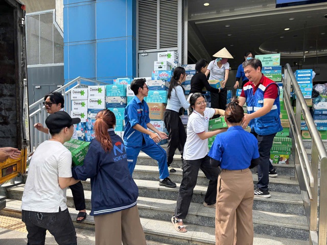 Tiếp nhận hàng hóa cứu trợ đồng bào miền Trung bị bão lũ tại 14 nhà ga trên tuyến Metro số 1- Ảnh 1.