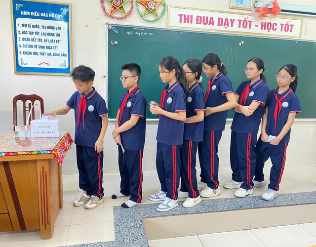 Học sinh Hà Nội quyên góp hỗ trợ đồng bào vùng lũ- Ảnh 2. Học sinh Hà Nội quyên góp hỗ trợ đồng bào vùng lũ- Ảnh 2.