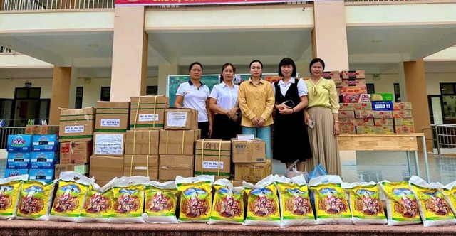 Học sinh Hà Nội quyên góp hỗ trợ đồng bào vùng lũ- Ảnh 6. Học sinh Hà Nội quyên góp hỗ trợ đồng bào vùng lũ- Ảnh 6.