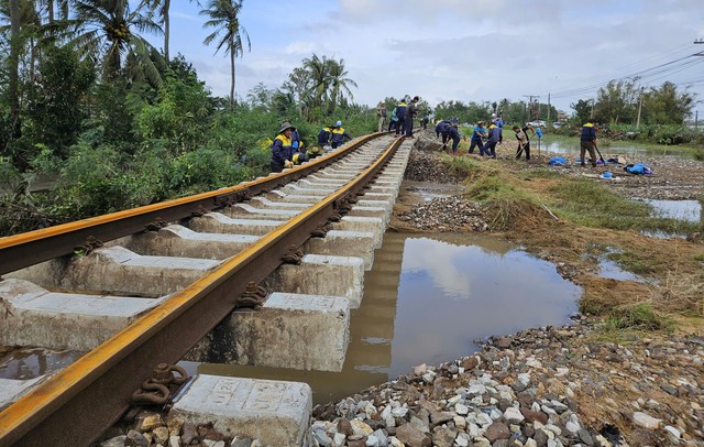 Đường sắt dốc sức khẩn trương khắc phục hư hỏng do mưa lũ, phấn đấu sớm thông tuyến- Ảnh 2. Đường sắt dốc sức khẩn trương khắc phục hư hỏng do mưa lũ, phấn đấu sớm thông tuyến- Ảnh 2.