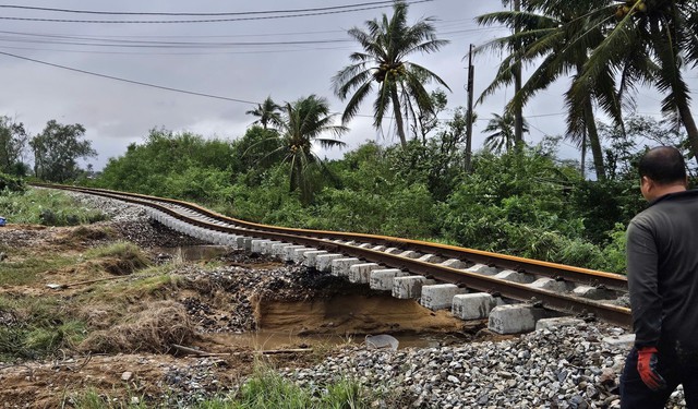 Đường sắt dốc sức khẩn trương khắc phục hư hỏng do mưa lũ, phấn đấu sớm thông tuyến- Ảnh 1. Đường sắt dốc sức khẩn trương khắc phục hư hỏng do mưa lũ, phấn đấu sớm thông tuyến- Ảnh 1.