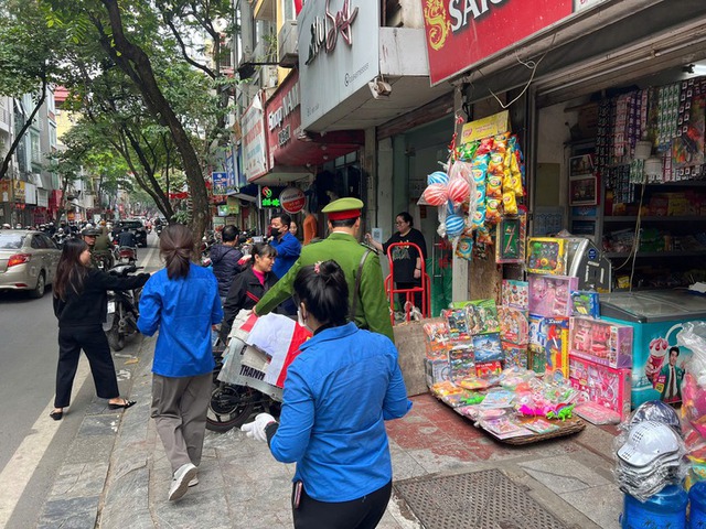 Đoàn Thanh niên Công an phường Ba Đình ra quân tổng vệ sinh môi trường- Ảnh 1. Đoàn Thanh niên Công an phường Ba Đình ra quân tổng vệ sinh môi trường- Ảnh 1.