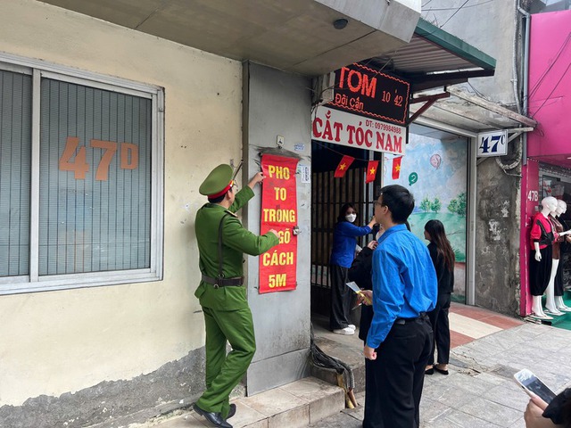 Đoàn Thanh niên Công an phường Ba Đình ra quân tổng vệ sinh môi trường- Ảnh 2. Đoàn Thanh niên Công an phường Ba Đình ra quân tổng vệ sinh môi trường- Ảnh 2.