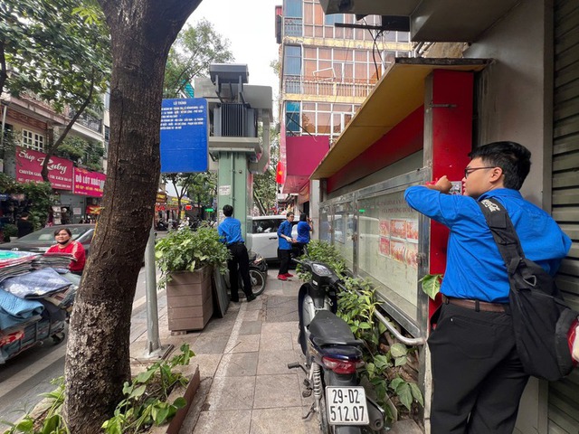 Đoàn Thanh niên Công an phường Ba Đình ra quân tổng vệ sinh môi trường- Ảnh 4. Đoàn Thanh niên Công an phường Ba Đình ra quân tổng vệ sinh môi trường- Ảnh 4.