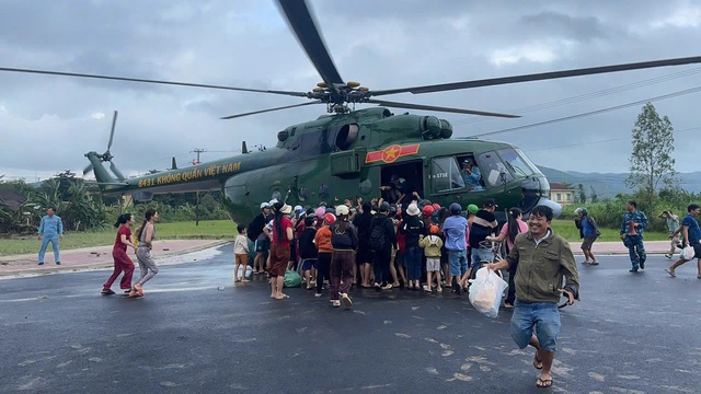 Sư đoàn 370: Thực hiện 7 chuyến bay cứu trợ đồng bào vùng mưa lũ- Ảnh 1.