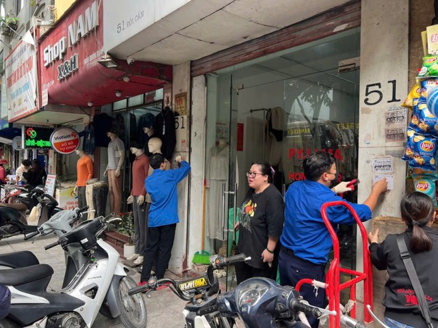 Đoàn Thanh niên Công an phường Ba Đình ra quân tổng vệ sinh môi trường- Ảnh 3. Đoàn Thanh niên Công an phường Ba Đình ra quân tổng vệ sinh môi trường- Ảnh 3.