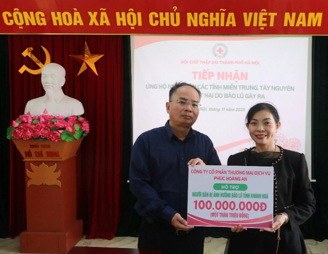 E:\TÀI LIỆU\Năm 2025\Tài liệu\Hoạt động gửi báo chí\Hoạt động gửi phòng BCXB Sở VH\Ảnh\gen-h-Sếp Lực tiếp nhận ủng hộ.1.jpg