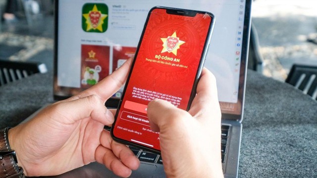 Hà Nội: Triển khai chiến dịch hướng dẫn người dân sử dụng chữ ký số trên VNeID- Ảnh 1.