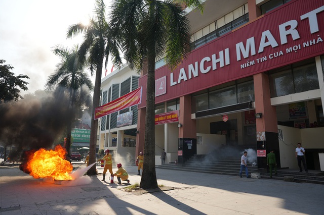 Phường Sơn Tây diễn tập phương án phòng cháy chữa cháy tại chợ Nghệ- Ảnh 1.