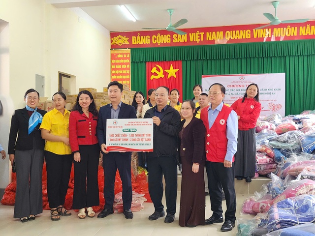 Hội Chữ thập đỏ Thành phố Hà Nội trao 1.000 suất quà trao tặng người dân bị ảnh hưởng mưa lũ- Ảnh 1. Hội Chữ thập đỏ Thành phố Hà Nội trao 1.000 suất quà trao tặng người dân bị ảnh hưởng mưa lũ- Ảnh 1.