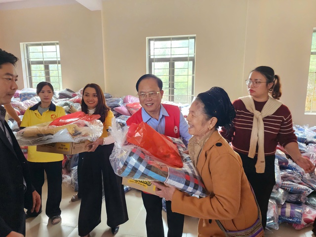 Hội Chữ thập đỏ Thành phố Hà Nội trao 1.000 suất quà trao tặng người dân bị ảnh hưởng mưa lũ- Ảnh 2. Hội Chữ thập đỏ Thành phố Hà Nội trao 1.000 suất quà trao tặng người dân bị ảnh hưởng mưa lũ- Ảnh 2.