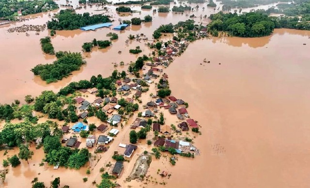 Các đơn vị bảo hiểm khẩn trương chi trả bồi thường cho khách hàng vùng mưa lũ- Ảnh 1. Các đơn vị bảo hiểm khẩn trương chi trả bồi thường cho khách hàng vùng mưa lũ- Ảnh 1.