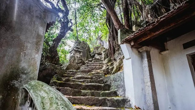 Hang Trầm – Chùa Trầm: Nơi Lời thiêng sông núi vang vọng- Ảnh 2. Hang Trầm – Chùa Trầm: Nơi Lời thiêng sông núi vang vọng- Ảnh 2.