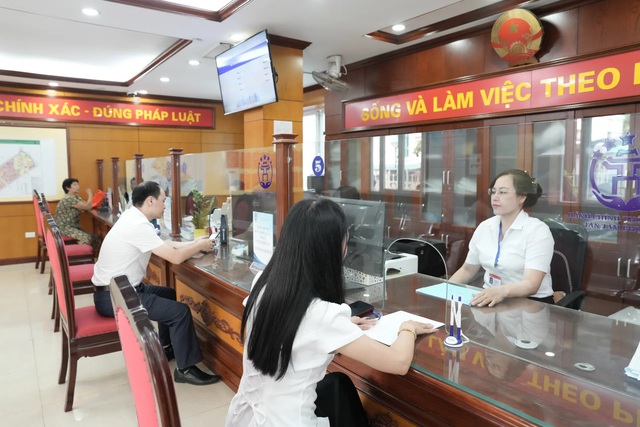 Chuyển giao các điểm phục vụ hành chính công về Trung tâm phục vụ hành chính công Hà Nội- Ảnh 1. Chuyển giao các điểm phục vụ hành chính công về Trung tâm phục vụ hành chính công Hà Nội- Ảnh 1.