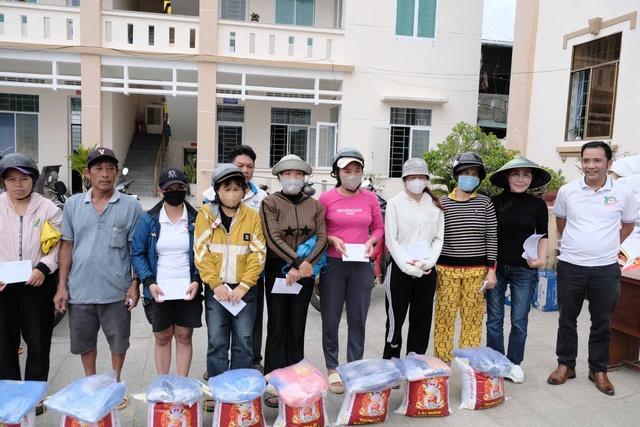 Cộng đồng doanh nghiệp Quảng Ngãi QNG sẻ chia cùng bà con vùng lũ miền Trung- Ảnh 5. Cộng đồng doanh nghiệp Quảng Ngãi QNG sẻ chia cùng bà con vùng lũ miền Trung- Ảnh 5.