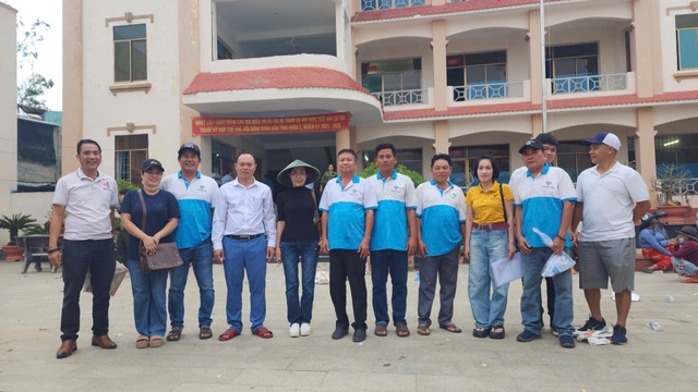 Cộng đồng doanh nghiệp Quảng Ngãi QNG sẻ chia cùng bà con vùng lũ miền Trung- Ảnh 3. Cộng đồng doanh nghiệp Quảng Ngãi QNG sẻ chia cùng bà con vùng lũ miền Trung- Ảnh 3.