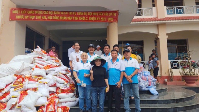 Cộng đồng doanh nghiệp Quảng Ngãi QNG sẻ chia cùng bà con vùng lũ miền Trung- Ảnh 4. Cộng đồng doanh nghiệp Quảng Ngãi QNG sẻ chia cùng bà con vùng lũ miền Trung- Ảnh 4.