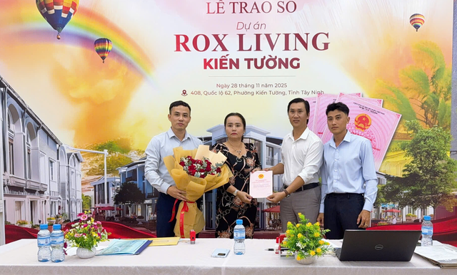 ROX Living Kiến Tường trao sổ hồng cho khách hàng, khẳng định năng lực và trách nhiệm của chủ đầu tư- Ảnh 1.