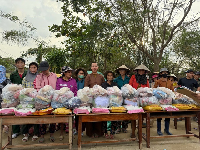 CLB Thiện nguyện trẻ Thái Bình: Trao yêu thương đến bà con vùng lũ Phú Yên- Ảnh 1. CLB Thiện nguyện trẻ Thái Bình: Trao yêu thương đến bà con vùng lũ Phú Yên- Ảnh 1.