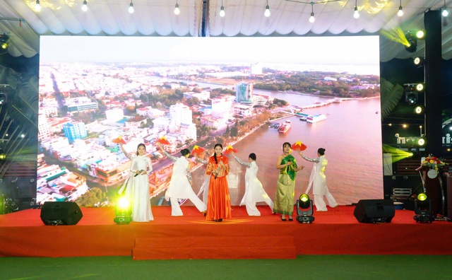 Cần Thơ tổ chức họp mặt mừng năm mới cho người nước ngoài- Ảnh 1.