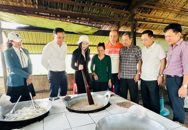 Lãnh đạo UBND phường Ô Môn tham quan, học tập kinh nghiệm phát triển du lịch tại tỉnh Vĩnh Long- Ảnh 1.