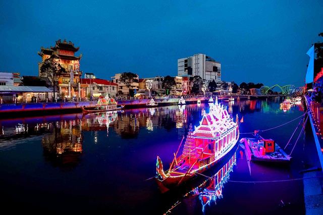 Trình diễn thả Đèn Nước và ghe Cà Hâu năm 2025- Ảnh 9. Trình diễn thả Đèn Nước và ghe Cà Hâu năm 2025- Ảnh 9.