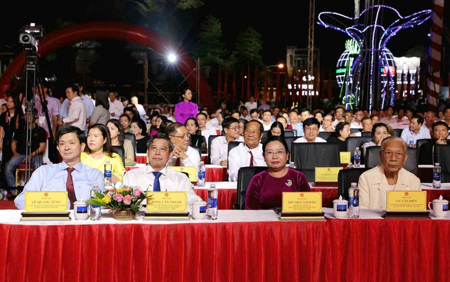 TP Cần Thơ khai mạc Lễ hội Oóc Om Bóc - Đua ghe Ngo năm 2025- Ảnh 1. TP Cần Thơ khai mạc Lễ hội Oóc Om Bóc - Đua ghe Ngo năm 2025- Ảnh 1.