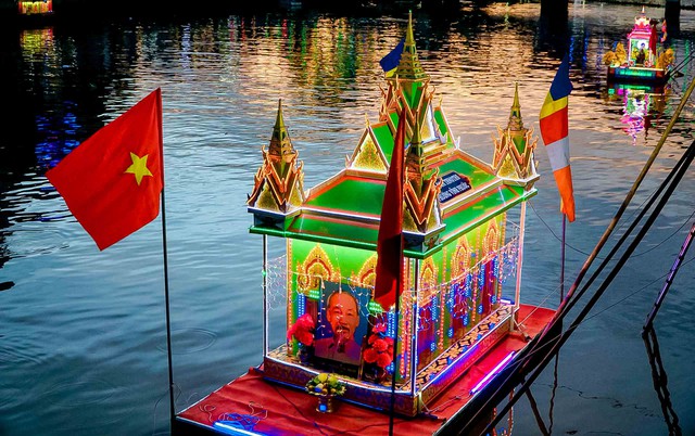 Trình diễn thả Đèn Nước và ghe Cà Hâu năm 2025- Ảnh 6. Trình diễn thả Đèn Nước và ghe Cà Hâu năm 2025- Ảnh 6.