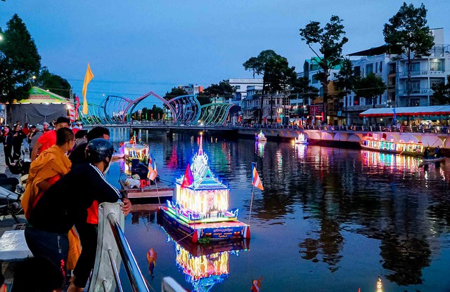Trình diễn thả Đèn Nước và ghe Cà Hâu năm 2025- Ảnh 1. Trình diễn thả Đèn Nước và ghe Cà Hâu năm 2025- Ảnh 1.