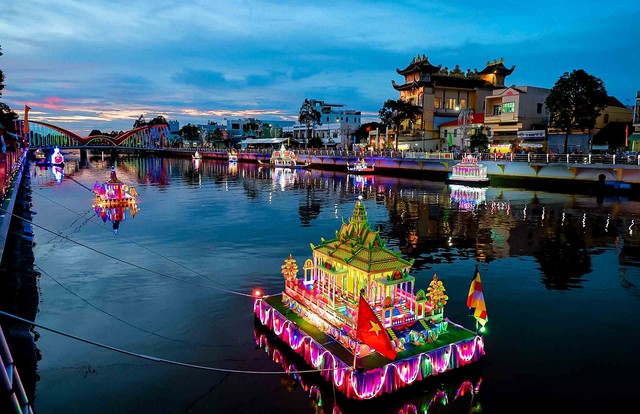 Trình diễn thả Đèn Nước và ghe Cà Hâu năm 2025- Ảnh 8. Trình diễn thả Đèn Nước và ghe Cà Hâu năm 2025- Ảnh 8.