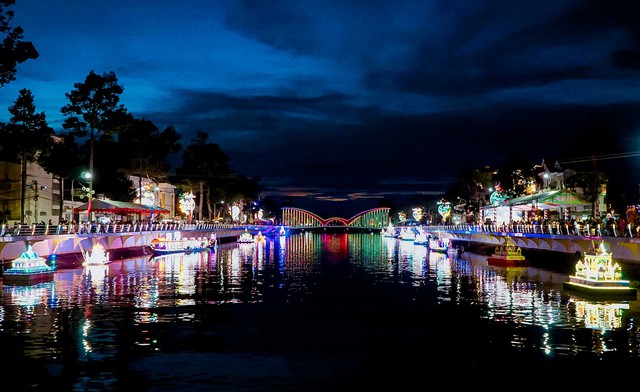 Trình diễn thả Đèn Nước và ghe Cà Hâu năm 2025- Ảnh 2. Trình diễn thả Đèn Nước và ghe Cà Hâu năm 2025- Ảnh 2.