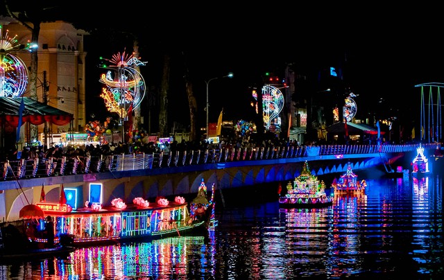 Trình diễn thả Đèn Nước và ghe Cà Hâu năm 2025- Ảnh 5. Trình diễn thả Đèn Nước và ghe Cà Hâu năm 2025- Ảnh 5.