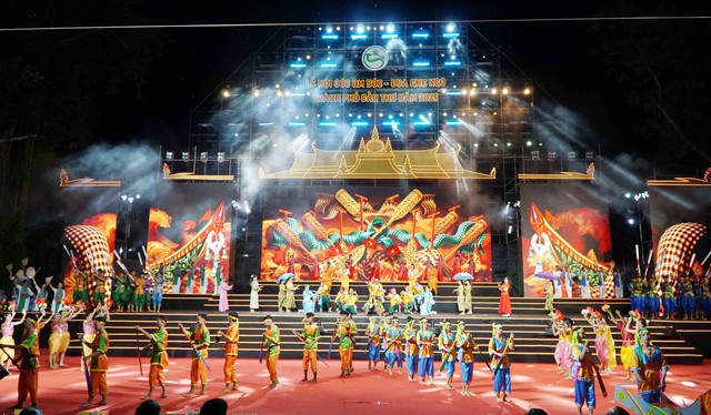 TP Cần Thơ khai mạc Lễ hội Oóc Om Bóc - Đua ghe Ngo năm 2025- Ảnh 6. TP Cần Thơ khai mạc Lễ hội Oóc Om Bóc - Đua ghe Ngo năm 2025- Ảnh 6.