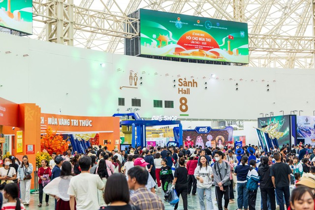 Hội chợ mùa Thu năm 2025 thu hút trung bình 100.000 lượt khách mỗi ngày- Ảnh 1. Hội chợ mùa Thu năm 2025 thu hút trung bình 100.000 lượt khách mỗi ngày- Ảnh 1.