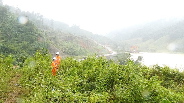 Họp khẩn ứng phó bão số 13: EVNCPC giữ vững an toàn, kỷ luật trong mưa lũ- Ảnh 2. Họp khẩn ứng phó bão số 13: EVNCPC giữ vững an toàn, kỷ luật trong mưa lũ- Ảnh 2.