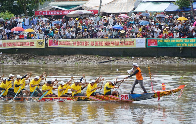 Không khí nhộn nhịp sẵn sàng cho giải đua ghe Ngo TP Cần Thơ năm 2025- Ảnh 2.