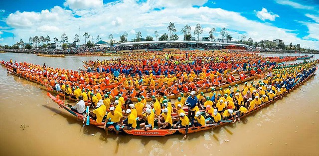 Kịch tính màn Đua ghe Ngo trên dòng sông Maspéro- Ảnh 1. Kịch tính màn Đua ghe Ngo trên dòng sông Maspéro- Ảnh 1.