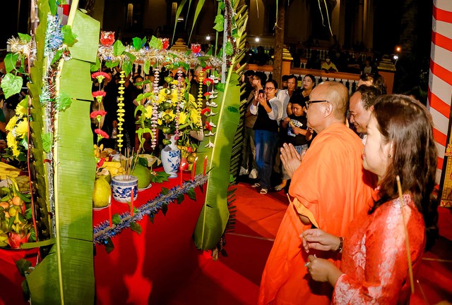 Độc đáo Lễ cúng Trăng, đút cốm dẹp của đồng bào Khmer- Ảnh 1. Độc đáo Lễ cúng Trăng, đút cốm dẹp của đồng bào Khmer- Ảnh 1.