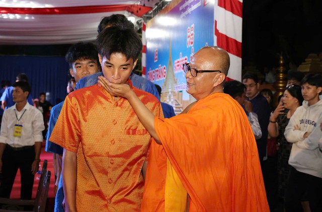 Độc đáo Lễ cúng Trăng, đút cốm dẹp của đồng bào Khmer- Ảnh 5. Độc đáo Lễ cúng Trăng, đút cốm dẹp của đồng bào Khmer- Ảnh 5.