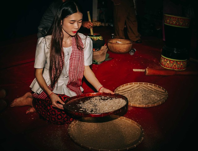 Độc đáo Lễ cúng Trăng, đút cốm dẹp của đồng bào Khmer- Ảnh 3. Độc đáo Lễ cúng Trăng, đút cốm dẹp của đồng bào Khmer- Ảnh 3.