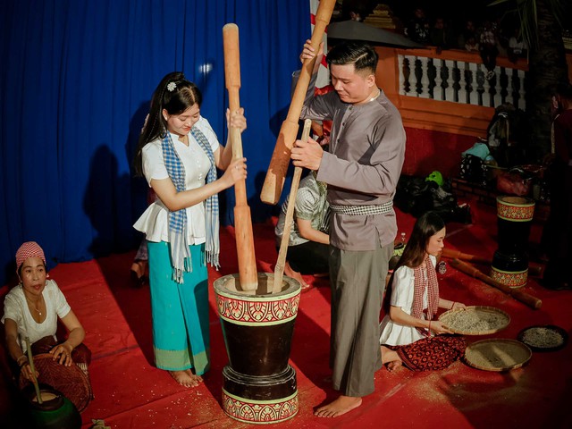 Độc đáo Lễ cúng Trăng, đút cốm dẹp của đồng bào Khmer- Ảnh 2. Độc đáo Lễ cúng Trăng, đút cốm dẹp của đồng bào Khmer- Ảnh 2.