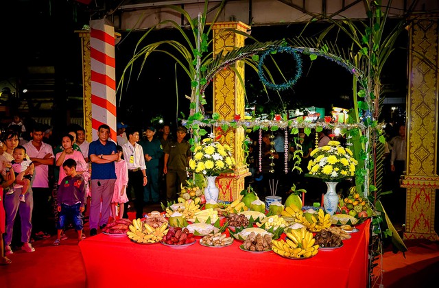 Độc đáo Lễ cúng Trăng, đút cốm dẹp của đồng bào Khmer- Ảnh 4. Độc đáo Lễ cúng Trăng, đút cốm dẹp của đồng bào Khmer- Ảnh 4.