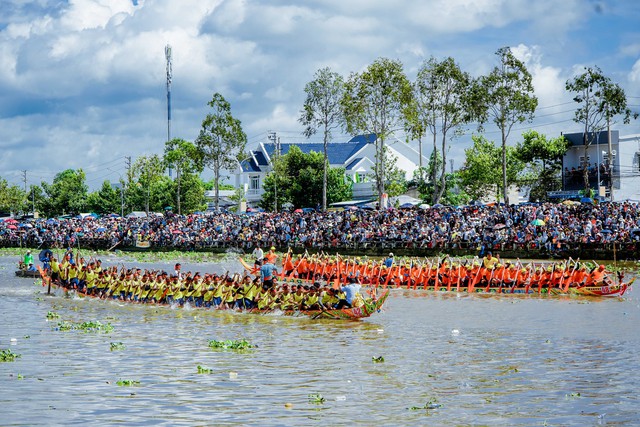 Kịch tính màn Đua ghe Ngo trên dòng sông Maspéro- Ảnh 2. Kịch tính màn Đua ghe Ngo trên dòng sông Maspéro- Ảnh 2.