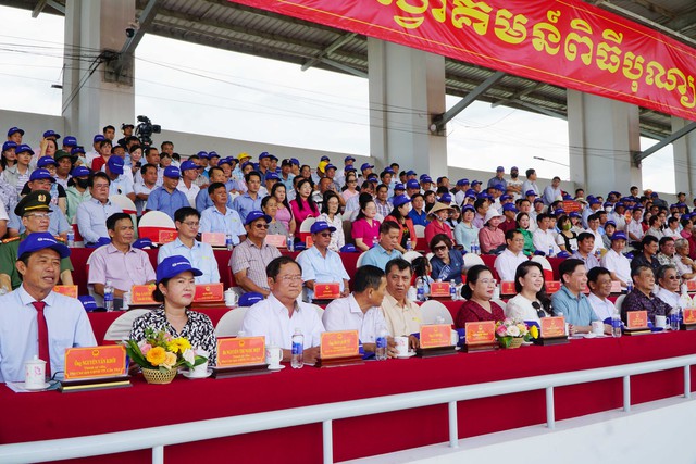 TP Cần Thơ khai mạc Giải đua ghe Ngo năm 2025- Ảnh 1.