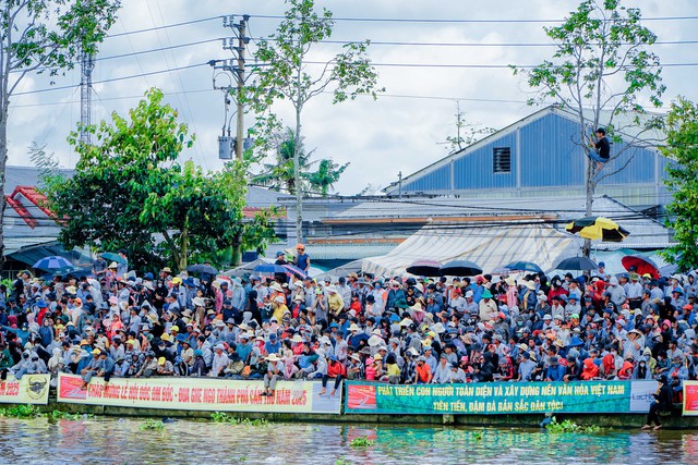 Kịch tính màn Đua ghe Ngo trên dòng sông Maspéro- Ảnh 4. Kịch tính màn Đua ghe Ngo trên dòng sông Maspéro- Ảnh 4.