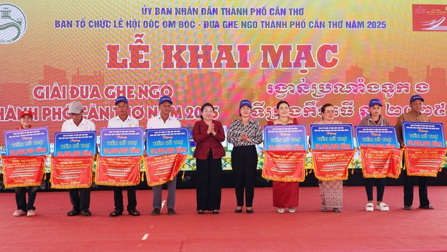 TP Cần Thơ khai mạc Giải đua ghe Ngo năm 2025- Ảnh 4.