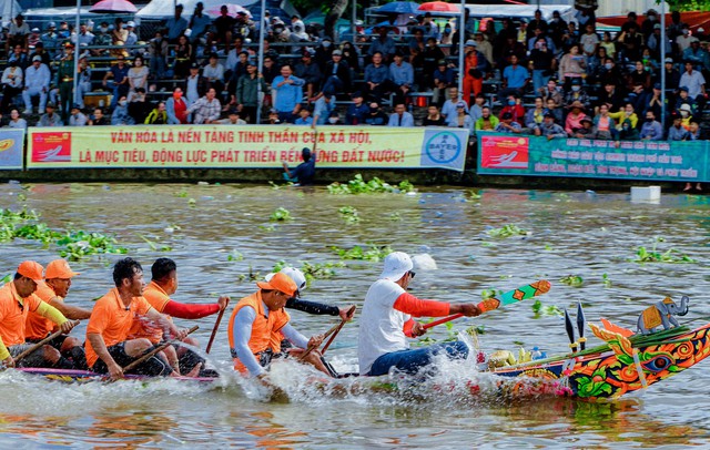 Kịch tính màn Đua ghe Ngo trên dòng sông Maspéro- Ảnh 3. Kịch tính màn Đua ghe Ngo trên dòng sông Maspéro- Ảnh 3.