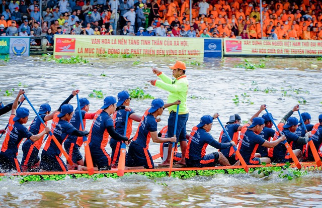Kịch tính màn Đua ghe Ngo trên dòng sông Maspéro- Ảnh 5. Kịch tính màn Đua ghe Ngo trên dòng sông Maspéro- Ảnh 5.