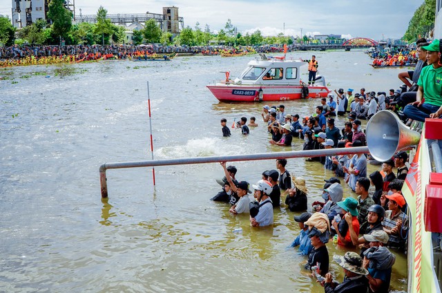 Kịch tính màn Đua ghe Ngo trên dòng sông Maspéro- Ảnh 8. Kịch tính màn Đua ghe Ngo trên dòng sông Maspéro- Ảnh 8.