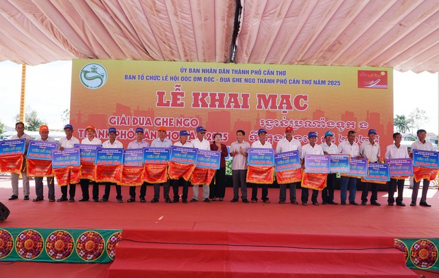 TP Cần Thơ khai mạc Giải đua ghe Ngo năm 2025- Ảnh 7.